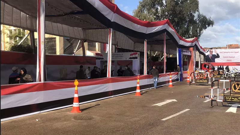 امسك مخالفة.. ضبط شاب يوجه الناخبين بمحيط اللجان بالشرقية