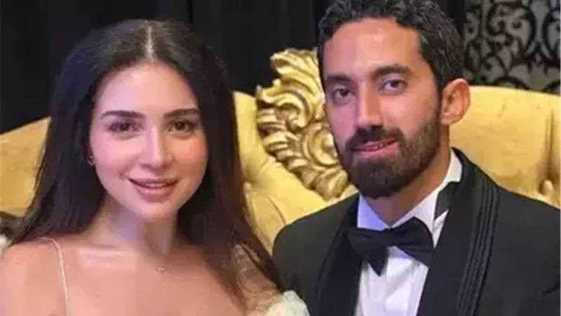 أحمد تيمور يرد على الانتقادات بتعليق رومانسي على صورة مع زوجته مي عز الدين