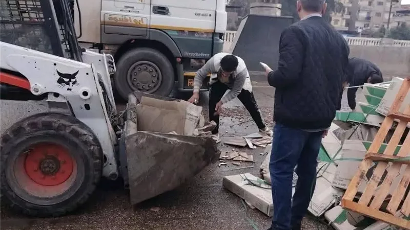 فرق الطوارئ تزيل آثار انقلاب تريلا أعلى كوبري سندوب بمحافظة الدقهلية