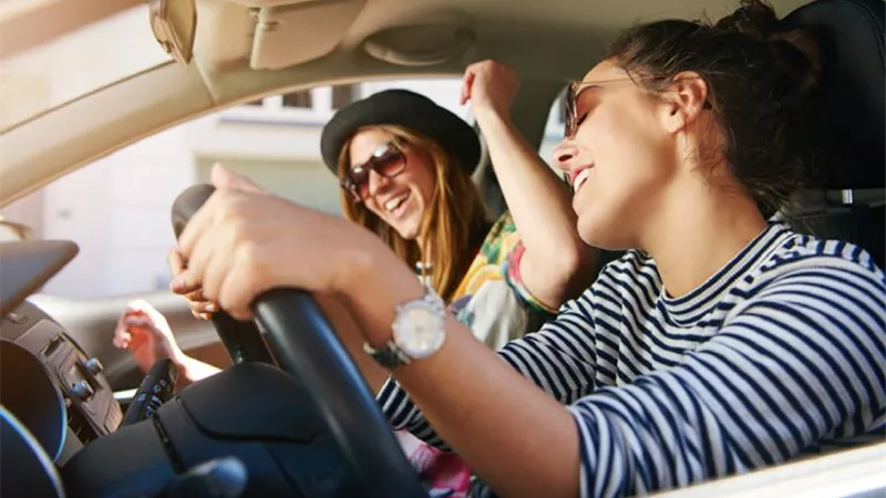 كيف تؤثر الموسيقى المرتفعة داخل السيارة على التركيز؟.. دراسة تجيب