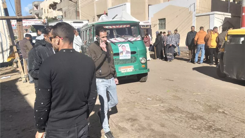 ضبط 3 أشخاص يوجهون الناخبين في كفر الشيخ|صور