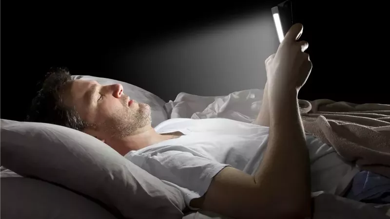 هل يؤثر الهاتف تحت الوسادة على جودة النوم؟.. دراسة تجيب 
