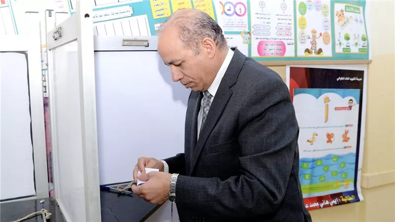 رئيس جامعة المنصورة يدلي بصوته في جولة الإعادة لانتخابات مجلس النواب