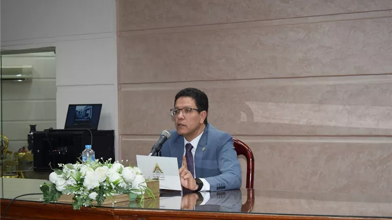 الاستثمار في المعرفة والقيم الأخلاقية.. رسائل رئيس جامعة بنها للباحثين 