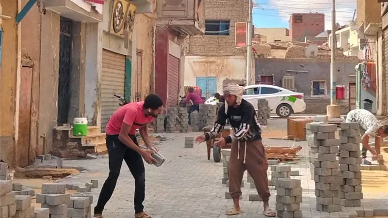 محافظ الوادي الجديد: متابعة تنفيذ خطة رصف وتطوير الطرق بالمراكز