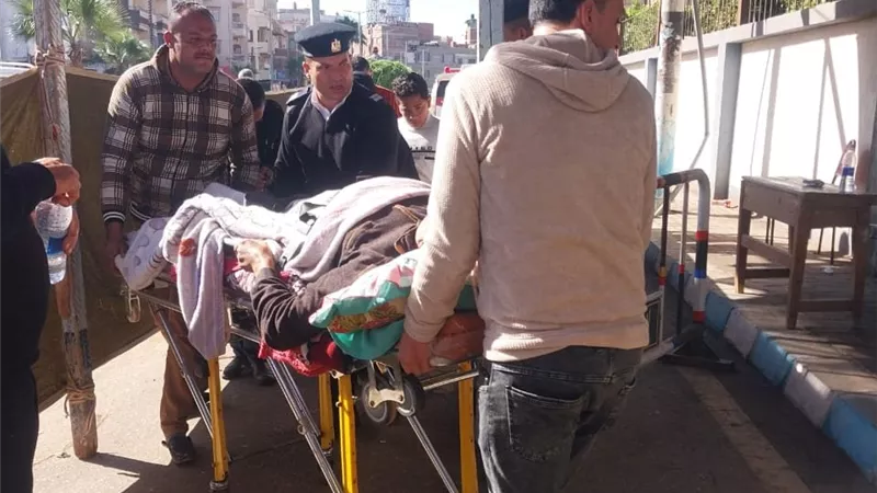 مسن يصل بالإسعاف للإدلاء بصوته في انتخابات النواب بدمياط