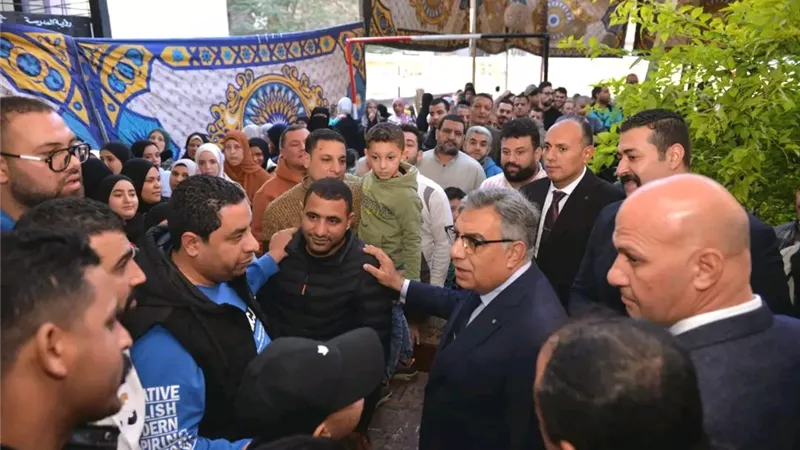 محافظ الدقهلية يلتقي أهالي مركز أجا أمام لجنة مدرسة فيشا الإعدادية