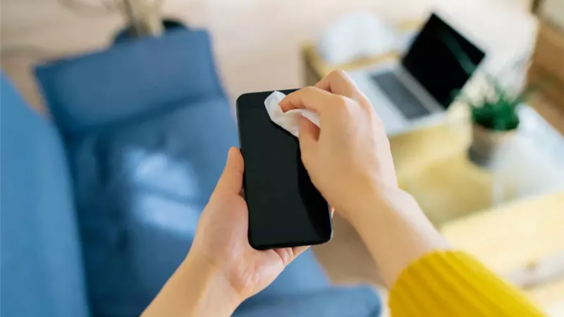 أخطاء شائعة عند تنظيف الهاتف قد تدمر الشاشة.. وإليك بدائل فعالة