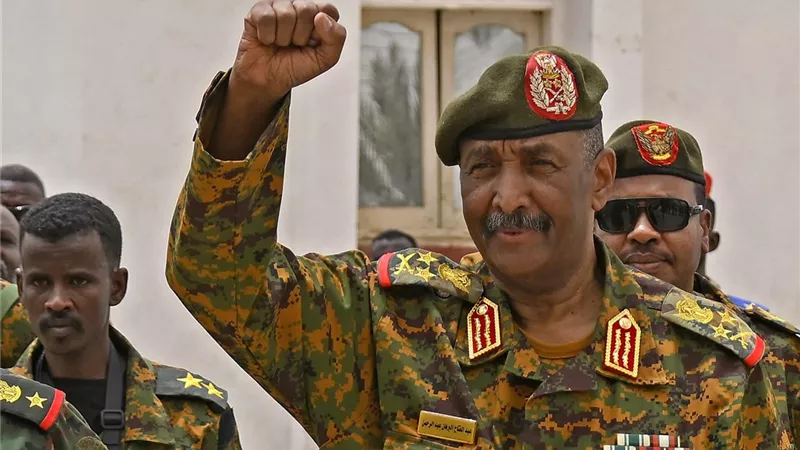 «البرهان»: نحيي الشعب السوداني.. وقريبا سنحتفل بعيد الشرطة بالفاشر| فيديو