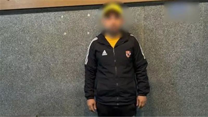 ضبط شخص أثناء توزيع كروت دعائية وأموال قبل الانتخابات بالمطرية