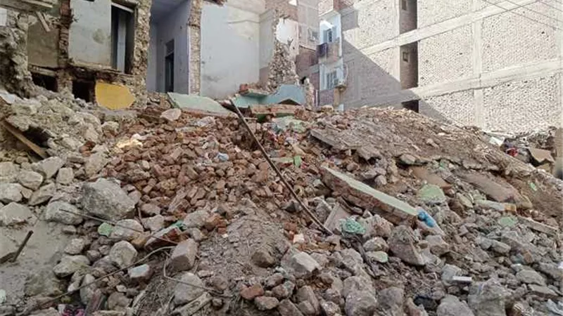 انهيار عقار من 3 طوابق في المنيا والبحث عن مفقودين  