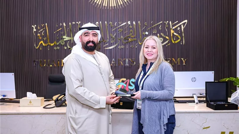 تكريم التشكيلية السورية مها الباروني في ملتقى الفنانين الثاني بالفجيرة