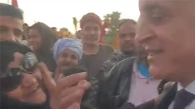 «ربنا يكفيك شر المرض».. رسالة من سيدة استوقفت محافظ الأقصر خلال جولته