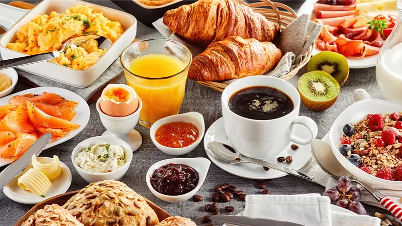 عزومة فطور صباحي ناجحة.. أطباق أساسية لا غنى عنها 