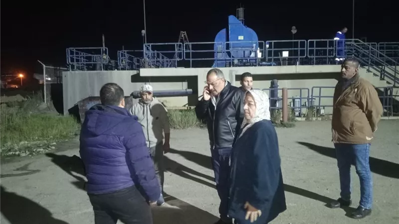 رئيس شركة مياه القناة يتفقد محطة العكرة بالقنطرة غرب بجولة مفاجئة 