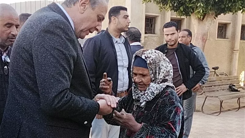 في مشهد إنساني.. سيدة مسنة تخاطب محافظ الغربية: أنا بسمع عنك وبحبك| صور