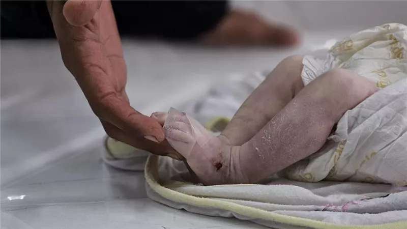 البرد القارس يحصد حياة رضيعا في خان يونس.. وبلدية غزة تحذر