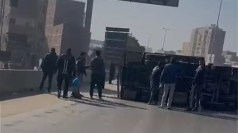 لحظة انقلاب سيارة نقل أعلى محور أحمد عرابي| فيديو وصور
