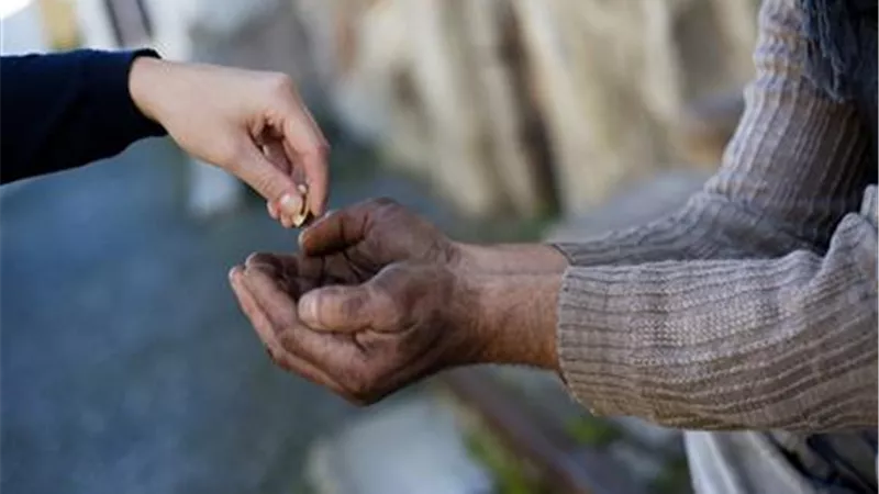 أنواع صدقة التطوع في الإسلام.. الأزهر العالمي للفتوى يجيب