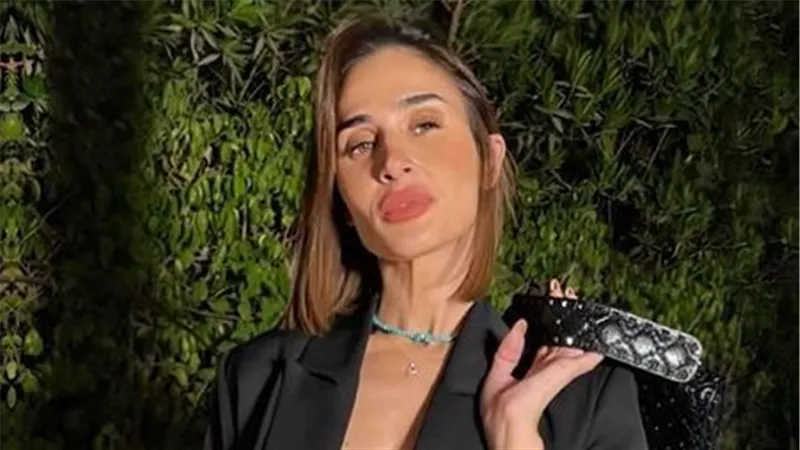 بدون مكياج.. آن الرفاعي تخطف القلوب بصورها في العمرة