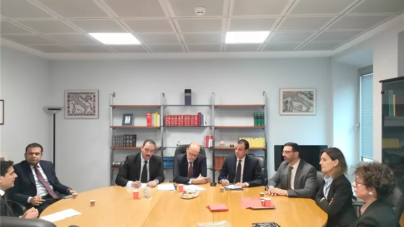 وزير العمل: الاستفادة من التجربة الإيطالية في تطوير «منظومة التفتيش»