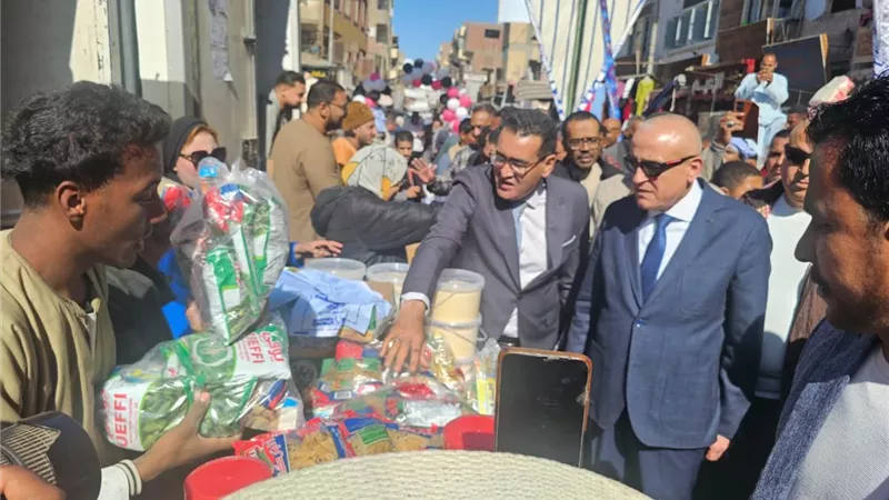 محافظ الأقصر ووكيل التموين يفتتحان سوق اليوم الواحد بإسنا