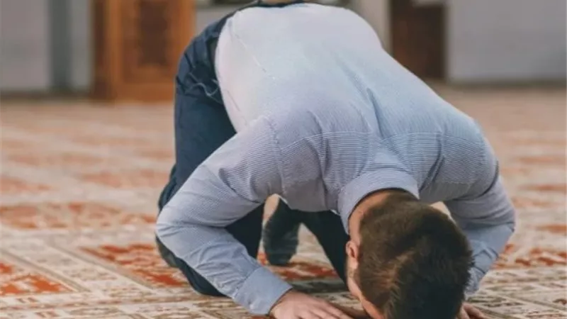  ماذا أفعل كي ألتزم في الصلاة؟.. أمين الفتوى ينصح المقصرين 
