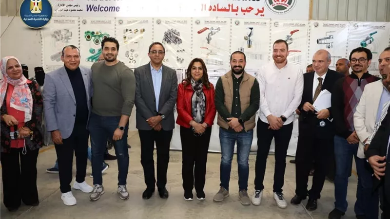 وزيرة التنمية المحلية ومحافظ قنا يتفقدان المنطقة الصناعية بقفط| صور