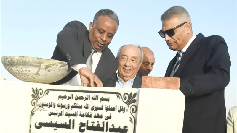 نقيب المهندسين يضع حجر الأساس للنادي الاجتماعي بمدينة أسوان الجديدة
