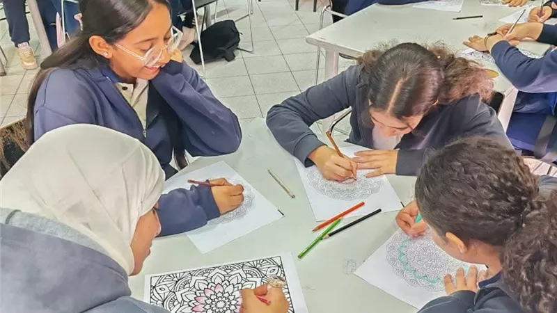 مكتبة مصر العامة تستضيف طلاب مدرسة الملكة في يوم ثقافي مميز