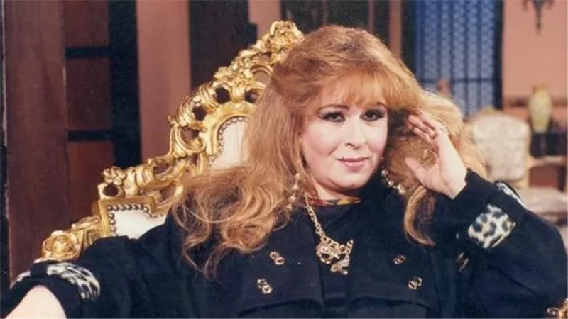 كان سبب اعتزالها.. صورة نادرة لـ نوال أبوالفتوح مع ابنها الوحيد