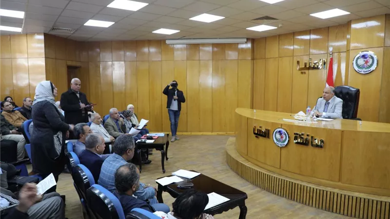 خلال لقائه بالمواطنين من «برطباط» إلى «الخمايشة».. محافظ المنيا يستجيب لمط
