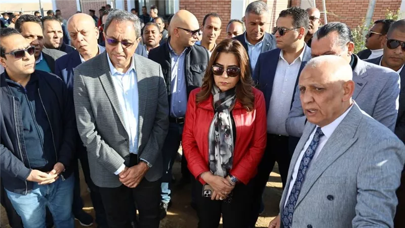 وزيرة التنمية المحلية ومحافظ قنا يفتتحان محطة الصرف الصحي بالأشراف 