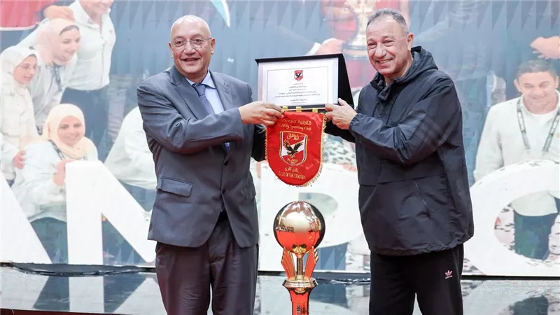 الخطيب يُكرّم رئيس نادي سبورتنج في احتفالية «سيدات سلة الأهلي»