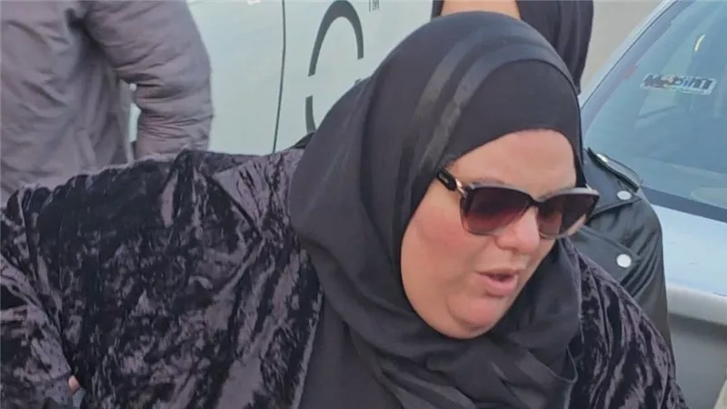 شقيقة نيفين مندور تتعرض للإغماء خلال تشييع جنازتها|صور