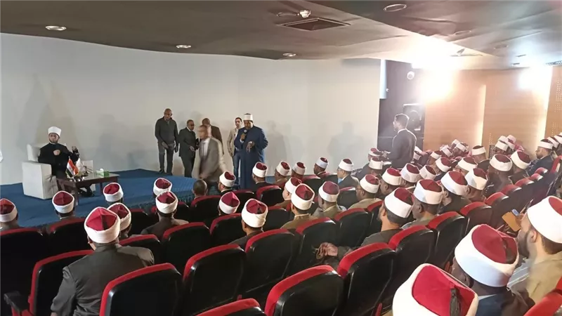 10 آلاف جنيه مكافأة لعامل بمسجد بالأقصر بعد حصوله على درجة الماجستير