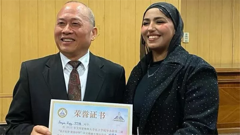 جامعة قناة السويس تهنئ الطالبة روميدا لفوزها بجائزة كبرى في الغناء الصيني