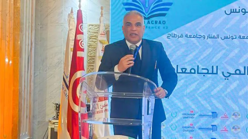 من تونس.. رئيس جامعة طنطا يرسم 