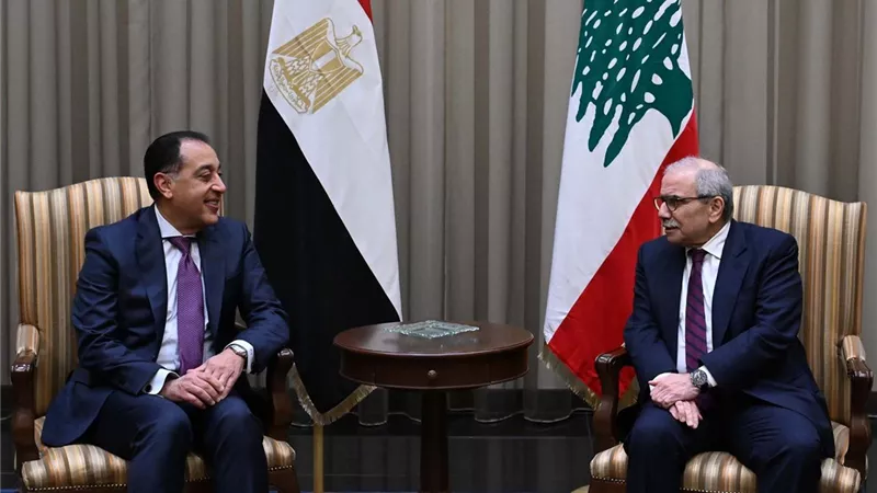 رئيس وزراء لبنان يستقبل مدبولي بمطار رفيق الحريري الدولي