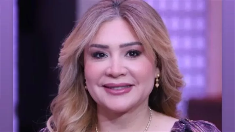 بعد واقعة عجوز المترو.. استشاري اتيكيت توضح طريقة الجلوس في المواصلات| خاص