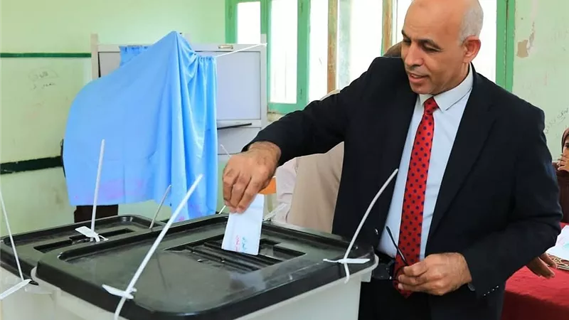 رئيس جامعة كفر الشيخ يدلي بصوته في انتخابات مجلس النواب 2025