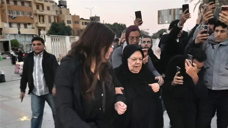 جثمان نيفين مندور يصل جامع عمرو بن العاص  لتأدية صلاة الجنازة| صور