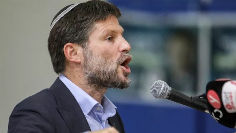 بسبب حرائق نفايات بالضفة الغربية.. سموتريتش يهدد باقتطاع أموال فلسطين  