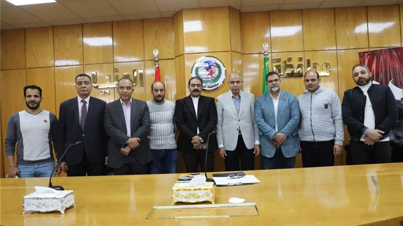 محافظ المنيا يُكرم فريق شركة الغاز للتعامل المهنى مع حادث انهيار منزل 