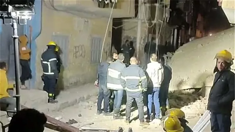 العثور على جثمان شخص أسفل انقاض عقار المنيا المنهار 