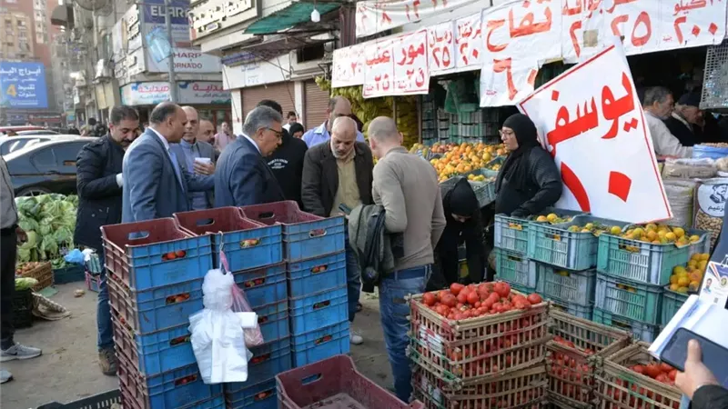 محافظ الدقهلية يُكافئ تاجر خضار بـ«جناح دائم» تقديراً لالتزامه