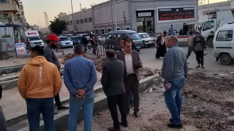 رئيس مدينة دمنهور يتابع أعمال تطوير ميدان المحطة