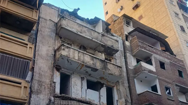إزالة الأجزاء الخطرة والمعلقة بعقار محرم بك بالإسكندرية 