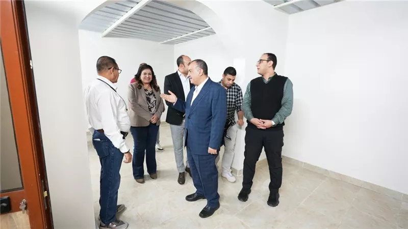 محافظ أسيوط يتابع اللمسات الأخيرة لمنافذ ومعارض دعم الأسر المنتجة