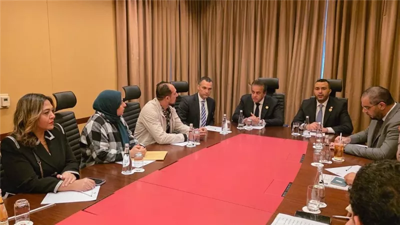 وزير الصحة يلتقي الأطباء وأطقم التمريض المصريين العاملين في ليبيا
